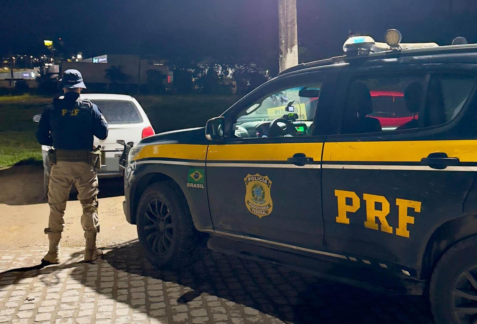 PRF recupera veículo com registro de roubo durante fiscalização em Caruaru