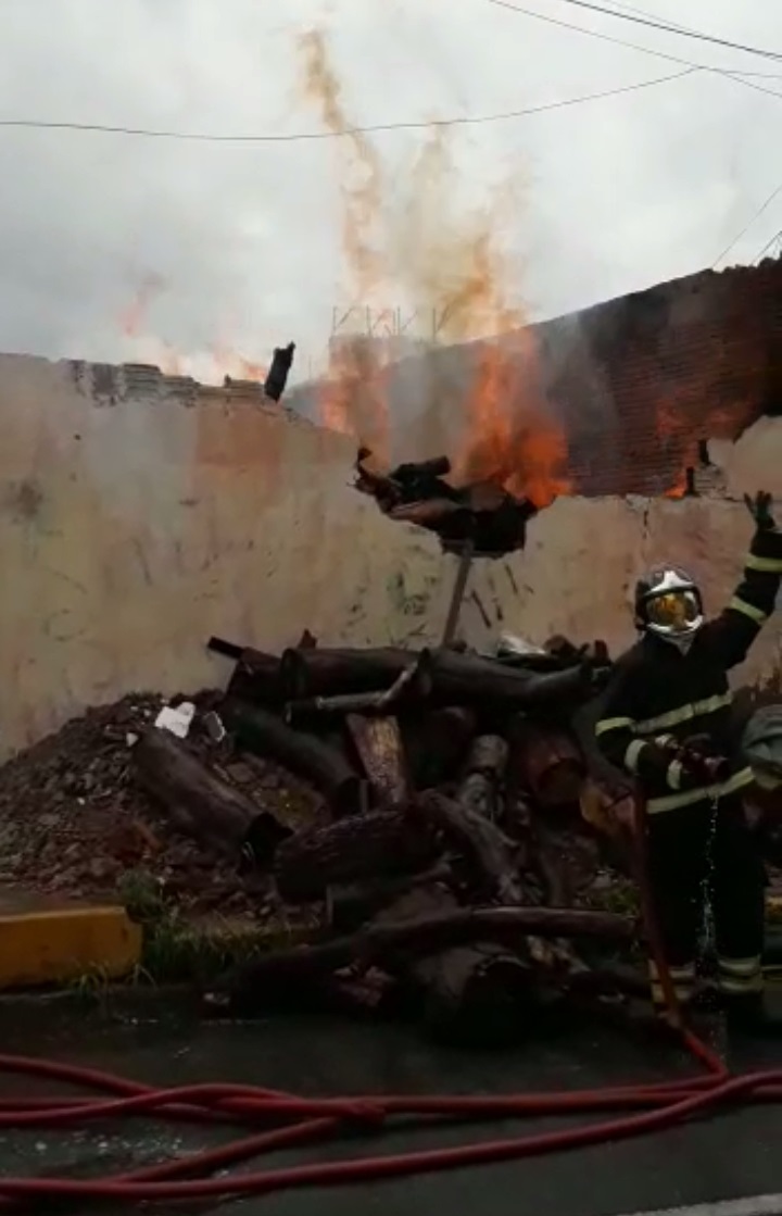 Corpo Bombeiros combate incêndio na Rua do Coliseu, Centro de Juazeiro