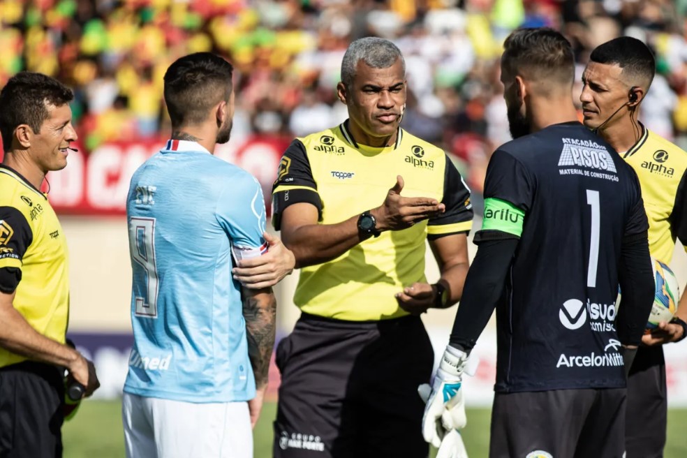 Torcedores lamentam atuação desastrosa do Juiz Reinaldo Silva, no jogo Juazeirense x Bahia