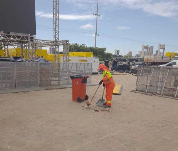 Após show de Ivete Sangalo, equipes de limpeza da Prefeitura de Juazeiro entram em ação