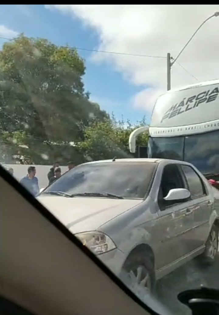 Ônibus da cantora Marcia Felipe se envolve em acidente em Juazeiro