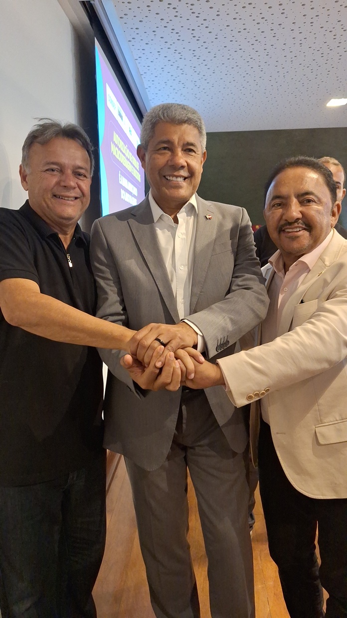 Roberto Carlos celebra maior pacote de investimentos da história de Uauá ao lado de Marcos Lobo e Jerônimo Rodrigues