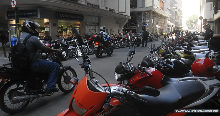 Segurança no trânsito: sinistros com moto acendem alerta para viagens por aplicativo