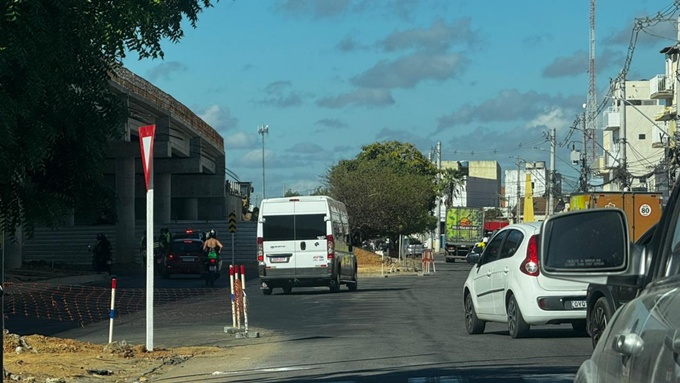 Poste localizado no centro da nova rotatória da Travessia Urbana (Viaduto OAE 01), em Juazeiro foi retirado