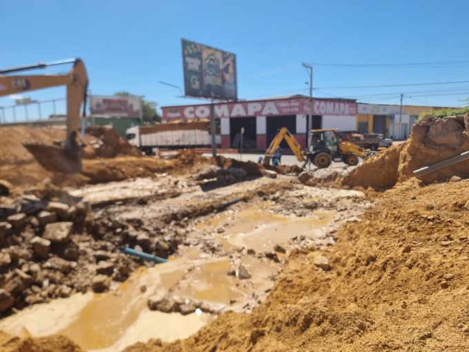 Rede quebrada por máquina da Obra da Travessia Urbana afeta abastecimento de água em bairros de Juazeiro 