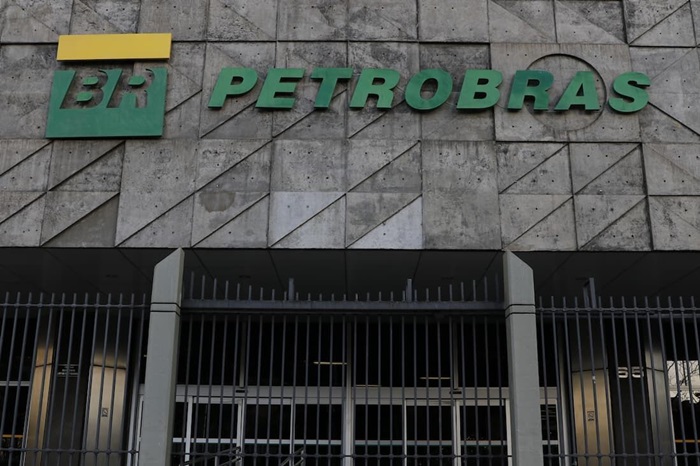 Petrobras baixa preço da gasolina em R$ 0,18 por litro nas refinarias nesta terça (16)