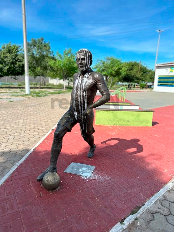 Estátua de Daniel Alves é alvo de pichação em Juazeiro