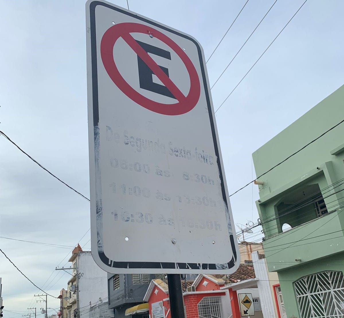 Após placa ser danificada, Prefeitura de Juazeiro volta a pedir colaboração para evitar vandalismo em sinalização de trânsito na cidade