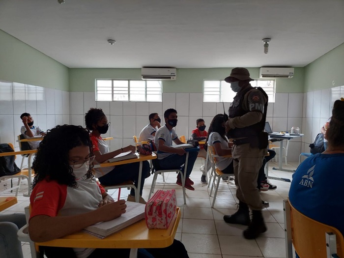 Policiais militares realizaram palestra em Colégio do Salitre