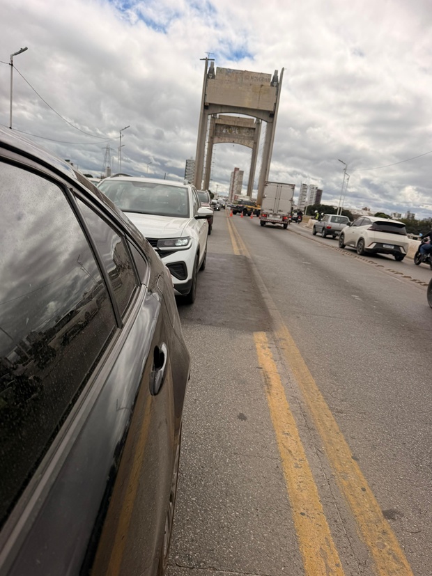 Motoristas enfrentam mais um longo engarrafamento na ponte Presidente Dutra, sentido Juazeiro/Petrolina