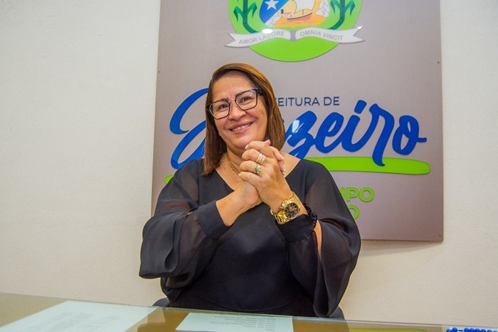 "Diante da impossibilidade de concorrer as eleições por condenações judiciais por corrupção, o ex-prefeito inelegível, mais uma vez tenta confundir o eleitor" responde Suzana Ramos