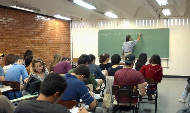 Sancionado piso salarial para professores da educação básica; mudança terá impacto de R$ 8 bi para os municípios em 2026