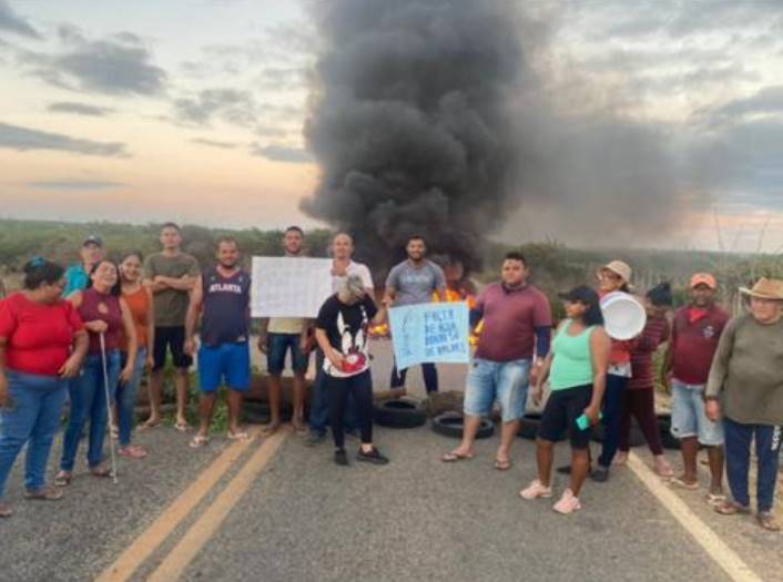  Moradores da Comunidade do Serrote do Urubu, Petrolina realizam protesto devido falta de água: "São mais de 25 dias sem uma gota de água nas torneiras"