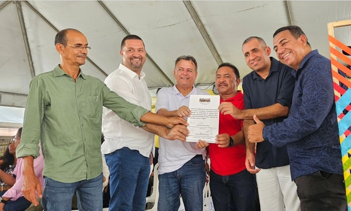  Deputado Roberto Carlos marca presença na 11ª Festa do Umbu em Uauá ao lado de autoridades locais e comunidade