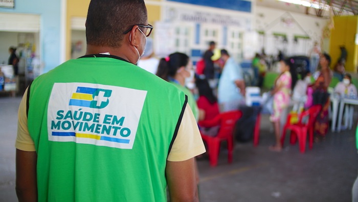 Feirantes e clientes do Mercado Arnaldo Vieira, em Juazeiro, recebem serviços de saúde