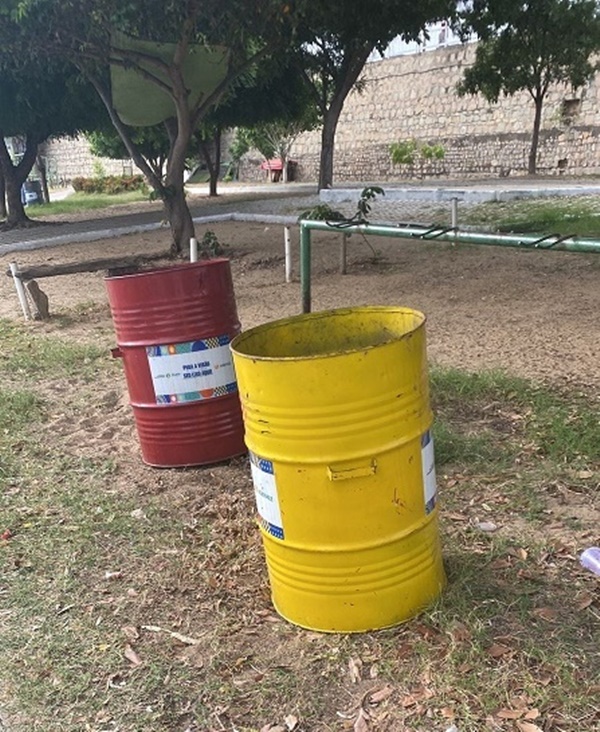 Prefeitura de Juazeiro repudia furtos de correntes dos tonéis de lixo na Orla 2