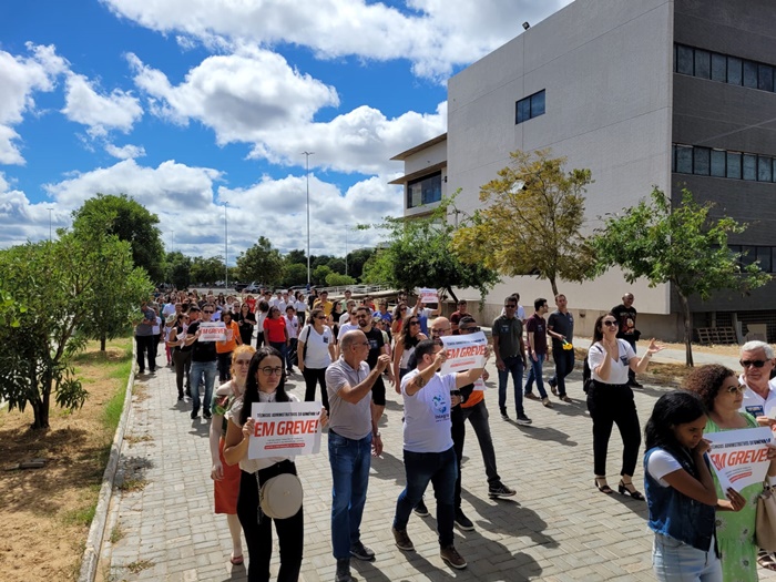 Técnicos Administrativos das Universidades e Institutos Federais continuam em greve